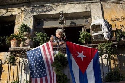 Bandeiras dos EUA e de Cuba, em uma varanda de Havana.