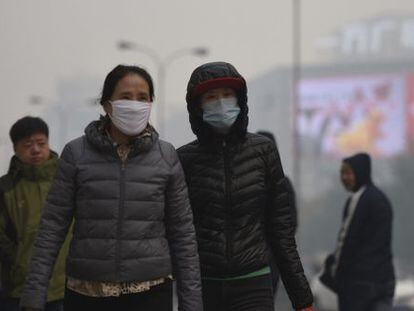 Chineses com máscaras em Shenyang, no nordeste do país.