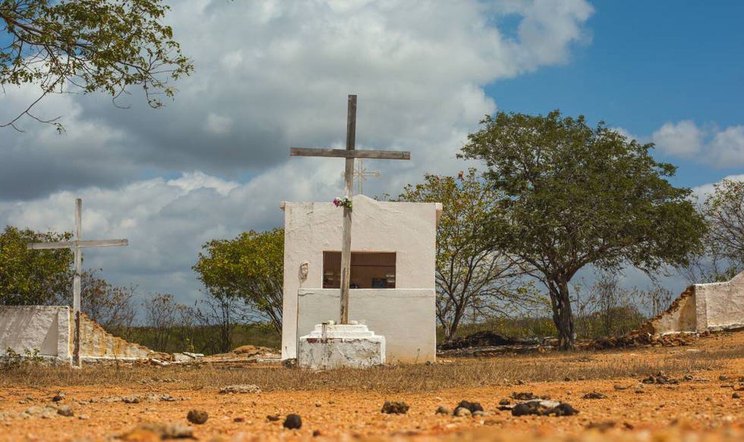 Cemitério do 'campo de concentração' em Senador Pompeu, no Ceará: nem mesmo os cadáveres dos flagelados eram enterrados junto aos demais.