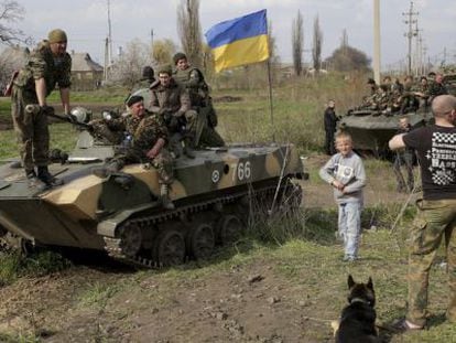 Soldados ucranianos tomam posições na região de Donetsk, na terça-feira.