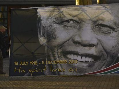 Um cartaz do falecido Mandela em Qunu, onde ser?rado.