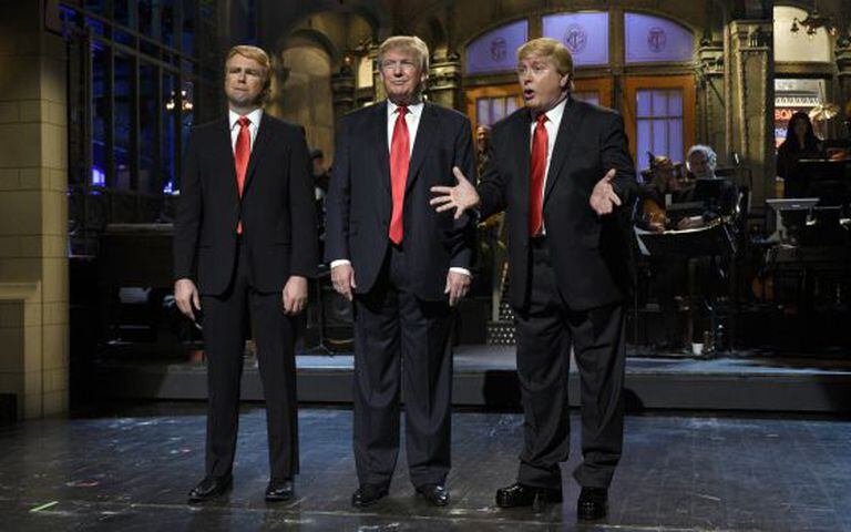 Taran Killam, à esquerda, Donald Trump e Darrell Hammond, à direita, na abertura do "Saturday Night Live".