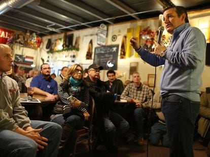O candidato republicano Ted Cruz em um restaurante de Iowa.
