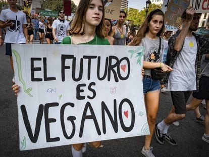 Manifestante em uma protesto a favor da dieta vegana em Barcelona, em agosto de 2019.