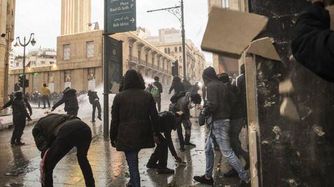 Grupo de manifestantes enfrenta forças de segurança libanesas no sábado em Beirute.