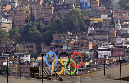 Favela perto do estádio do Maracanã.