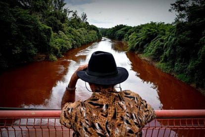 Um homem observa o rio Paraopeba, afetado pelo rompimento da barragem da mina do Feijão, em Brumadinho.