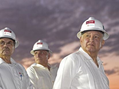 O presidente do México, Andrés Manuel López Obrador, em uma usina da Pemex no começo de 2020.