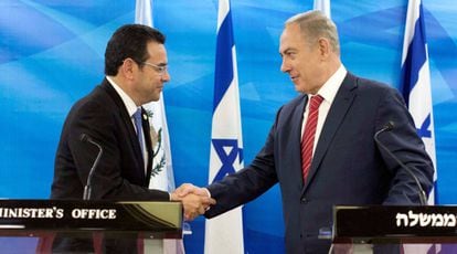 O presidente da Guatemala, Jimmy Morales, e o primeiro-ministro israelense, Benjamin Netanyahu, em Jerusalém em 2016.