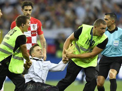 Piotr Verzilov é retirado de campo durante a final da Copa do Mundo da Rússia, em 15 de julho.