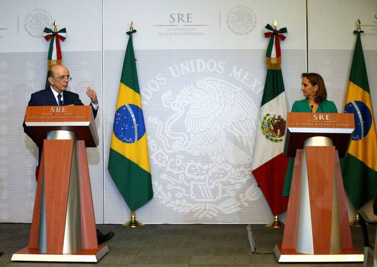 Jose Serra e Claudia Ruiz Massieu.