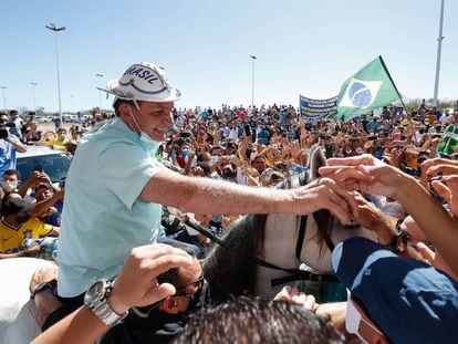 Bolsonaro cavalga entre multidão em São Raimundo Nonato (PI), enquanto país enfrenta pandemia de coronavírus.