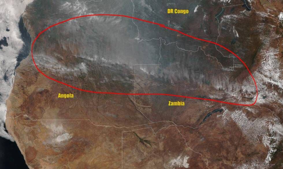 Imagem de satélite mostra o fogo que cruza por Angola, Zâmbia e o Congo, em 25 de agosto.