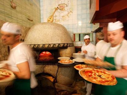 Cozinha da pizzaria Trianon, em Nápoles (Itália).