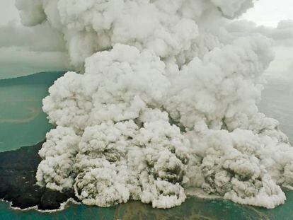 Coluna de fumaça do Anak Krakatau.