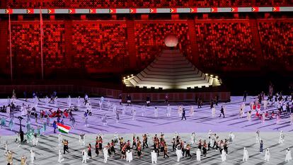 Atletas desfilam pelo estádio olímpico de Tóquio na abertura da Olimpíada, nesta sexta.