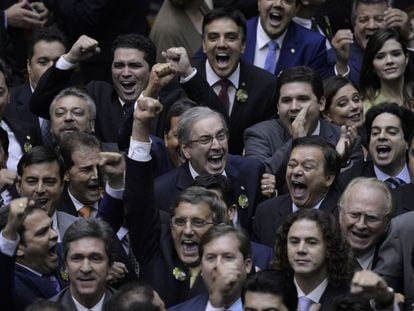 1 de fevereiro de 2015. O deputado Eduardo Cunha (PMDB-RJ) comemora com seus colegas a eleição para a presidência da Câmara em primeiro turno.