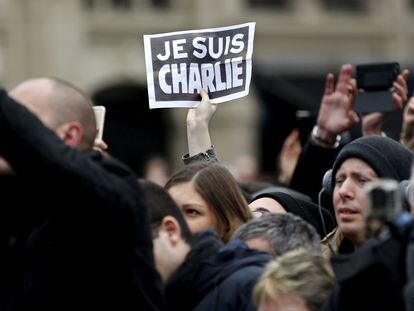 “Eu sou Charlie”, diz um cartaz erguido durante uma cerimônia em homenagem às vítimas dos atentados de janeiro de 2015.