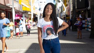 A youtuber Nathalia Rodrigues, a Nath Finanças, no Calçadão de Nova Iguaçu, zona metropolitana do Rio.