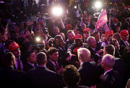 O presidente eleito Donald Trump saúda aos assistentes depois de seu discurso de vitória