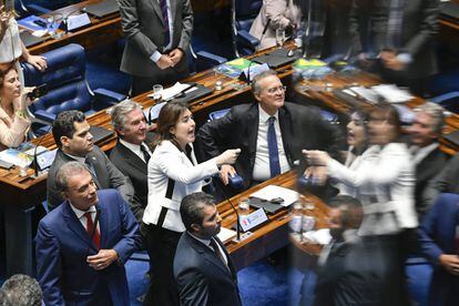 Senadora Simone Tebet (MDB) gesticula em meio aos colegas no Senado.