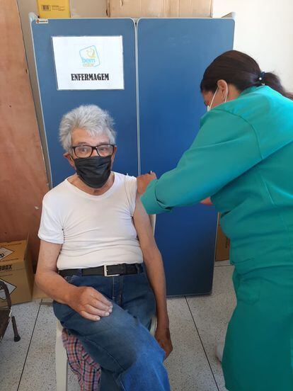 Juan Arias vacunado contra coronavirus