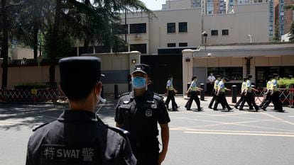 Na foto, a Polícia chinesa marcha diante do ex-consulado dos EUA em Chengdu em 27 de julho de 2020.