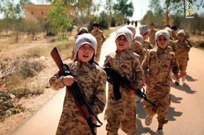 Crianças recrutadas pelo Estado Islâmico em uma imagem de televisão.
