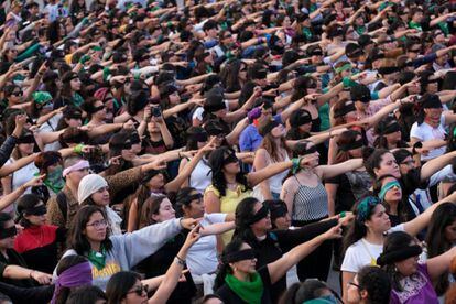 Centenas de mulheres protestam contra a violência de gênero na praça Zócalo, na Cidade do México, em 29 de novembro.
