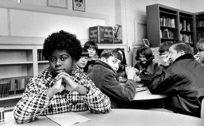 Foto de 1954 mostra Linda Brown no colégio contra o qual entrou na Justiça.