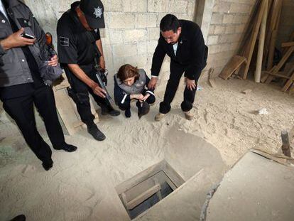O promotor geral de México observa o túnel pelo que escapou O Chapo.
