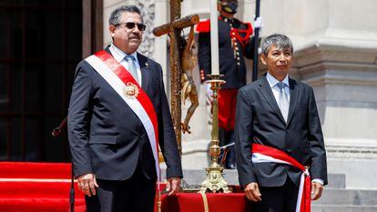 O presidente do Peru, Manuel Merino, posa com José Arista, ministro da Economia, depois da posse do Gabinete, em 12 de novembro.