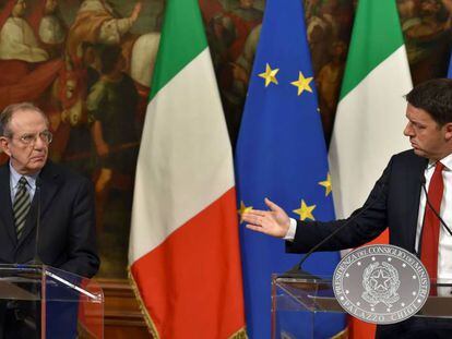 O primeiro-ministro demissionário da Itália, Matteo Renzi (à dir.), com seu ministro da Economia e possível sucessor, Pier Carlo Padoan (à esq.), em Roma, no mês passado.
