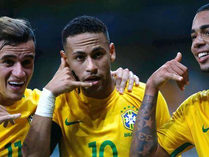 Coutinho, Neymar e Jesus comemoram gol.