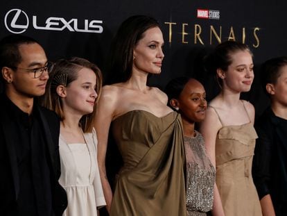 Angelina Jolie, en el centro, junto a sus hijos, desde la izquierda, Maddox, Vivienne, Zahara, Shiloh and Knox, en la presentación de 'Eternals', en Los Ángeles, este lunes.