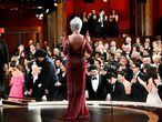 La actriz Jane Fonda entrega el premio a Mejor Película al equipo de 'Parásito'