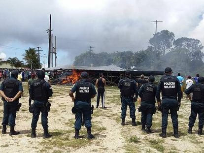 Policiais vigiam o local onde manifestantes queimaram acampamento em que dormiam imigrantes venezuelanos em Paracaima (Roraima).