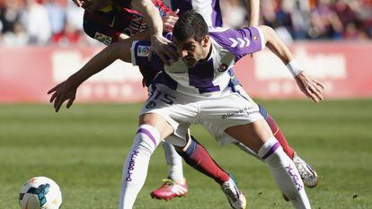 Mitrovic impede o avanço de Messi.