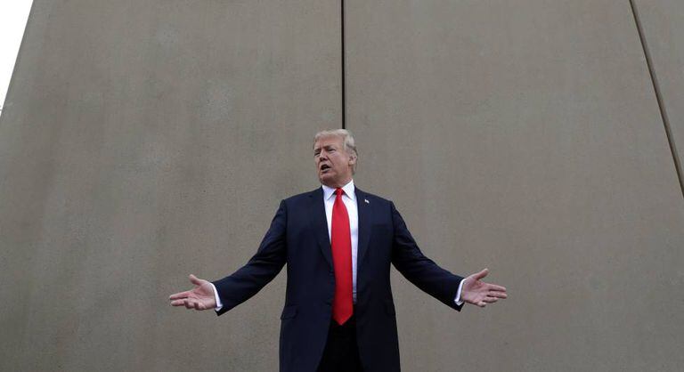 Trump em 13 de março, ao lado de protótipos do muro que quer construir na fronteira mexicana.