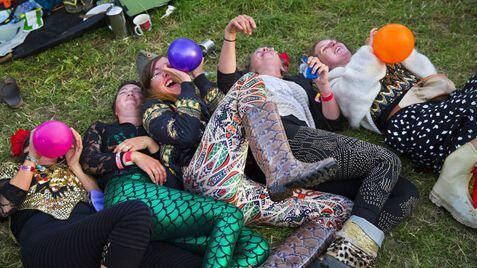 Um grupo de jovens inala óxido nitroso no festival de Glastonbury, em 2015.