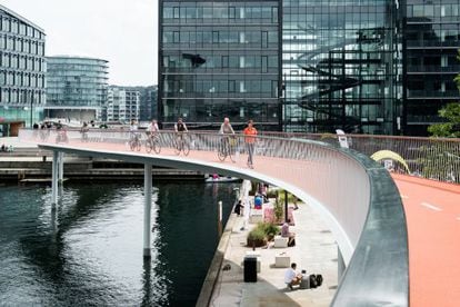 A ciclovia Cycle Snake fica em Copenhague.