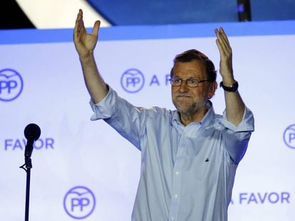 Mariano Rajoy saúda partidários após a contagem dos votos.