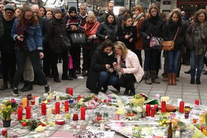 Memorial para as vítimas dos atentados de Bruxelas na Praça da Bolsa.