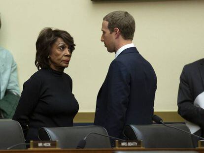 A deputada democrata Maxine Waters fala com Mark Zuckerberg após o depoimento dele em 23 de outubro.