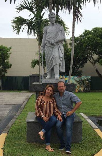 Ninoska Belarde e Marco Sergent junto a uma estátua de Simón Bolívar em Miami.
