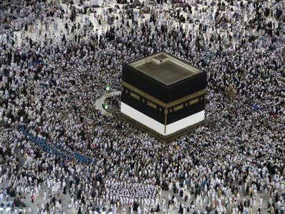 Multidão de peregrinos se prepara para dar voltas ao redor da Kaaba, o santuário mais sagrado do Islã, na Grande Mesquita de Meca.