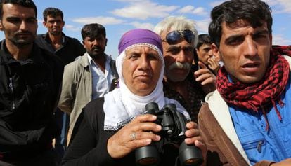 Cidadãos curdos ao leste da cidade de Kobane (Síria).