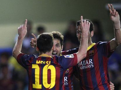 Messi comemora o terceiro gol com Cesc e Busquets, levantando os dedos em homenagem a Tito Vilanova, ex-treinador do Barça que morreu nesta semana.
