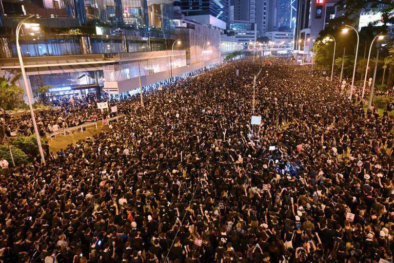 Centenas de milhares de pessoas se manifestam em 16 de junho em Hong Kong.