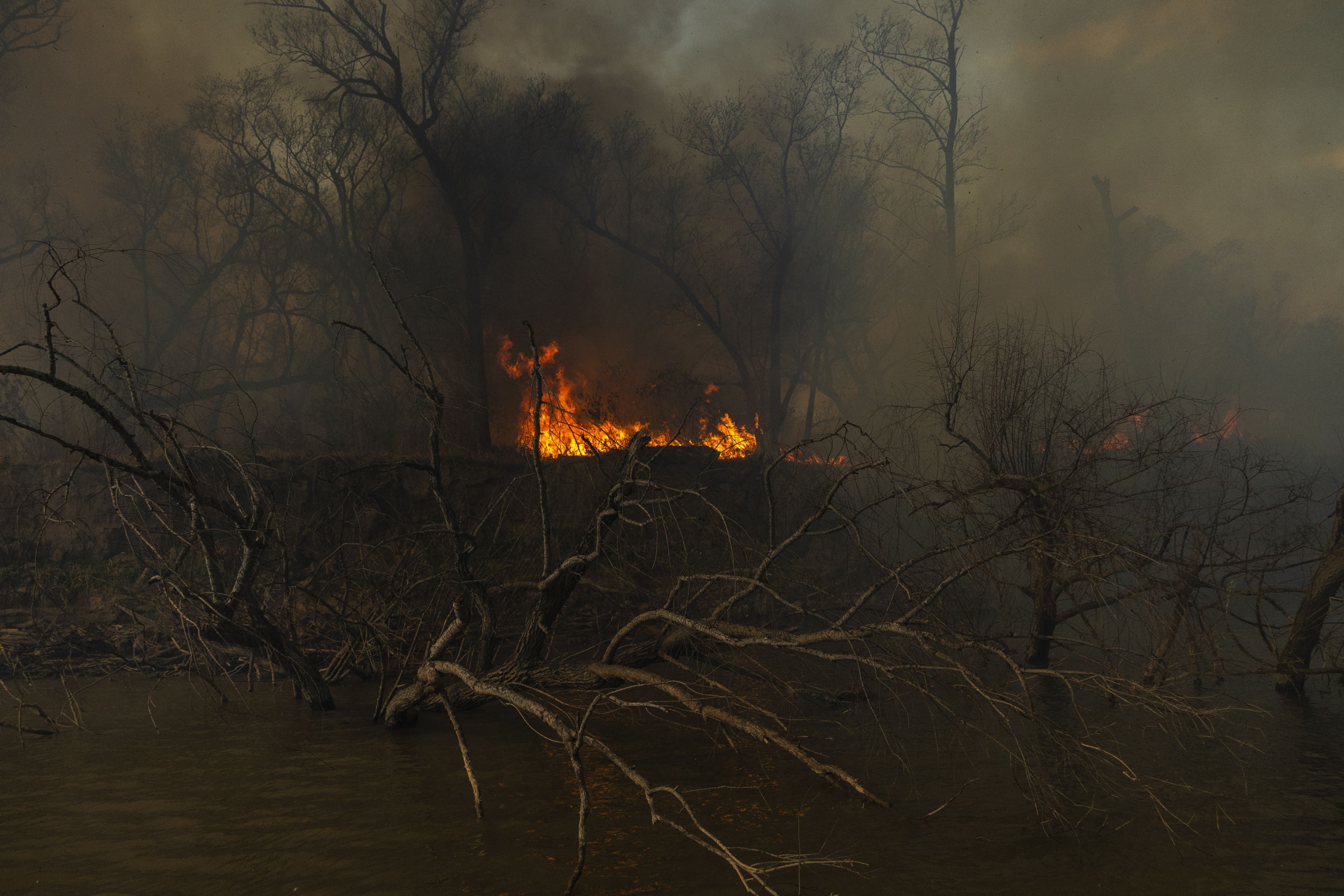O fogo destruindo tudo em seu caminho, em Boca de la Milonga. Em 2020, o delta do Paraná sofreu os piores incêndios em mais de uma década, em sua maioria causados por ação humana. O Governo anunciou que vai reforçar o controle nos próximos meses para evitar que a tragédia ambiental se repita.